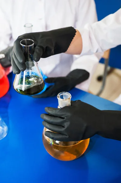 Πειράματα σε ένα εργαστήριο χημείας — Φωτογραφία Αρχείου