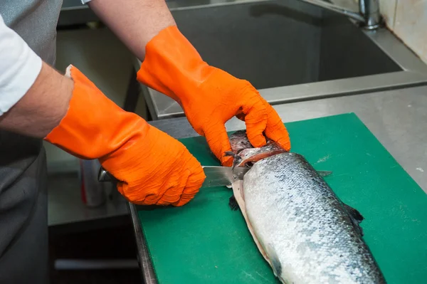 Corte de peixes de salmão — Fotografia de Stock