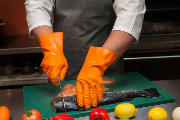 Cutting salmon fish — Stock Photo, Image