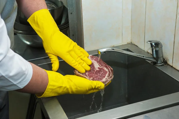 Washing and cleaning meat — Stock Photo, Image