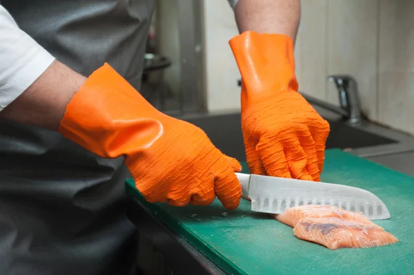Taglio del pesce salmone — Foto Stock