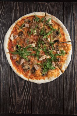 Tavuk ve mantarlı pizza.