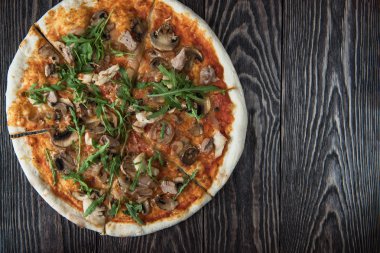 Tavuk ve mantarlı pizza.