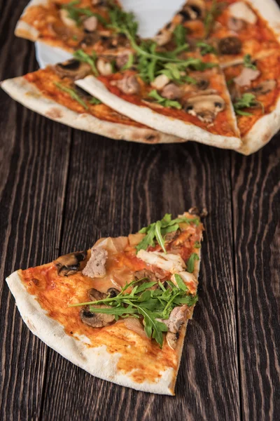 Pizza con pollo y champiñones —  Fotos de Stock