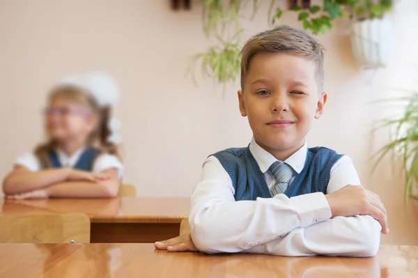 Menino feliz sentado na mesa — Fotografia de Stock