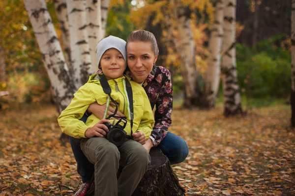 Mujer y su hijo con cámara —  Fotos de Stock