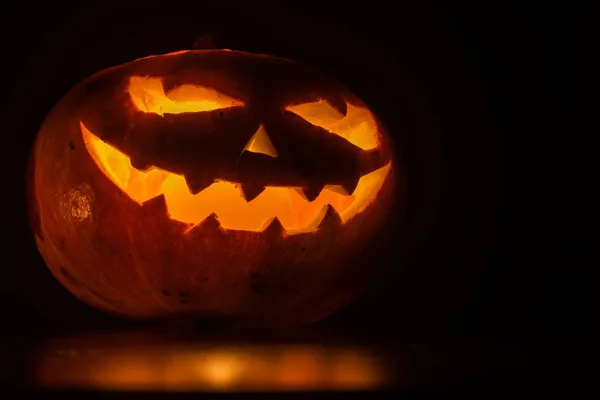 Хэллоуин тыква на черном — стоковое фото