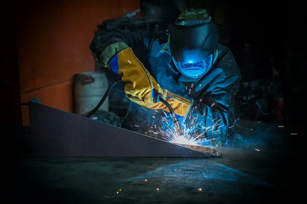 Worker welding metal — Stock Photo, Image