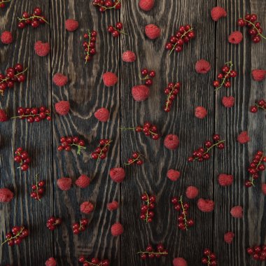 Tahta masada taze meyveler.