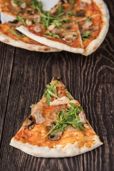 Pizza s kuřecím masem a houbami — Stock fotografie
