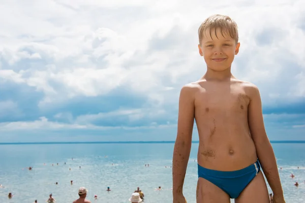 Menino na praia — Fotografia de Stock