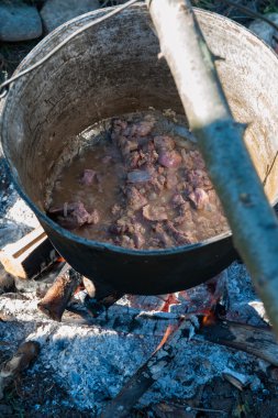 Bir kamp ateşi üzerinde pişirme