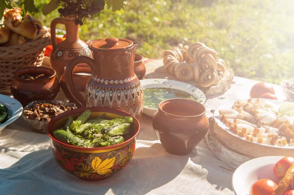 Russischer Tisch mit Essen — Stockfoto
