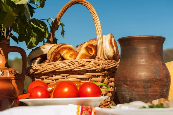 Table russe avec de la nourriture — Photo