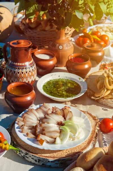 Russischer Tisch mit Essen — Stockfoto