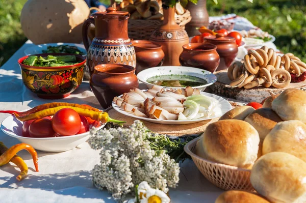 Russischer Tisch mit Essen — Stockfoto