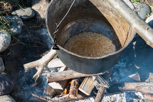Koken boven een kampvuur — Stockfoto