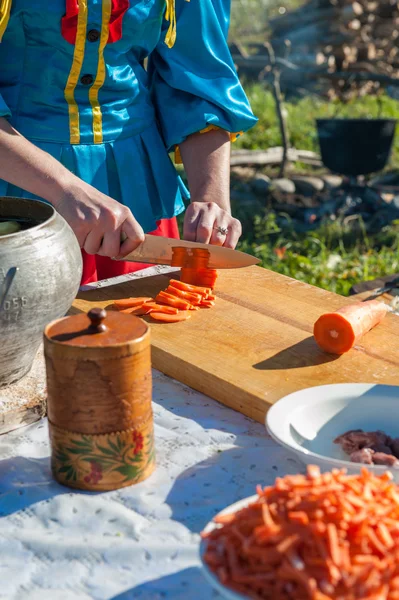 Russischer Tisch mit Essenszubereitung: — Stockfoto