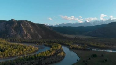 Kurai steppe ve Chuya nehri.
