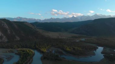 Kurai steppe ve Chuya nehri.