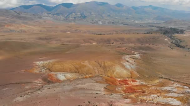 Nagranie lotnicze z teksturowanych żółtych i czerwonych gór przypominających powierzchnię Marsa — Wideo stockowe