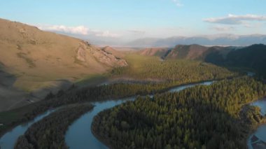 Kurai steppe ve Chuya nehri.