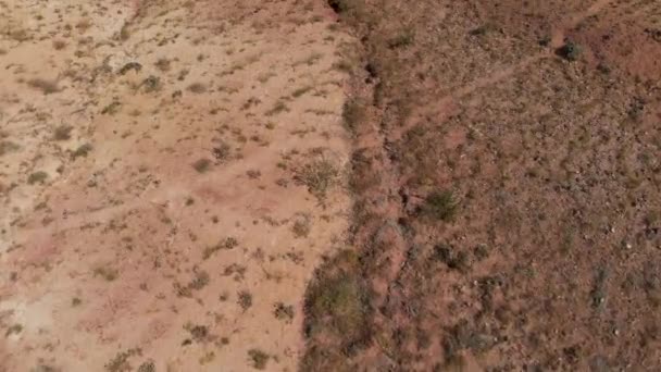 Increíble video aéreo de las texturizadas montañas amarillas y rojas que se asemejan a la superficie de Marte en las montañas Altai — Vídeos de Stock