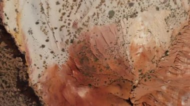 Altai dağlarındaki Mars 'ın yüzeyini andıran dokulu sarı ve kırmızı dağların inanılmaz klibi.