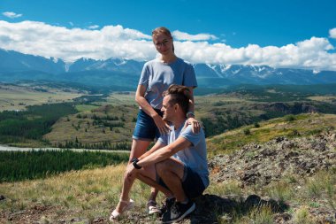 Birbirini seven çift dağda