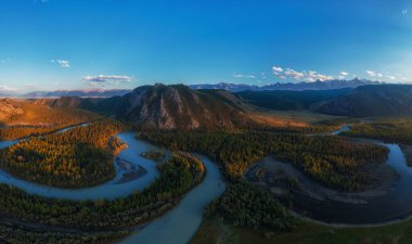 Kurai steppe ve Chuya nehri.