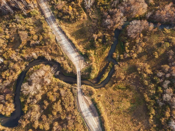 Paesaggio autunnale con fiume. — Foto Stock