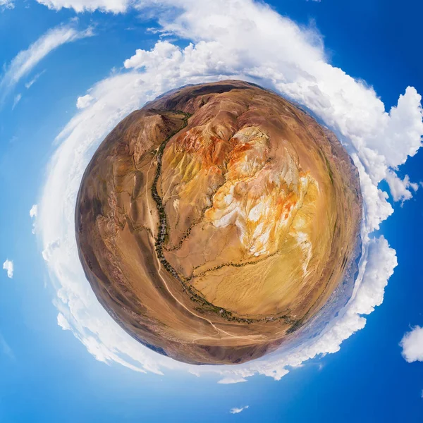 Μικρός πλανήτης μετασχηματισμός σφαιρικού πανοράματος 360 μοιρών του Αλτάι Μαρς — Φωτογραφία Αρχείου
