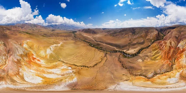 Vue aérienne des montagnes jaunes nad rouge texturées ressemblant à la surface de Mars — Photo