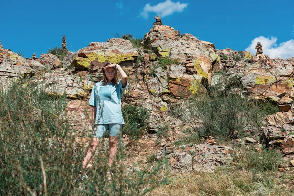 Woman in Altai mountains, beauty summer day — Stock Photo, Image