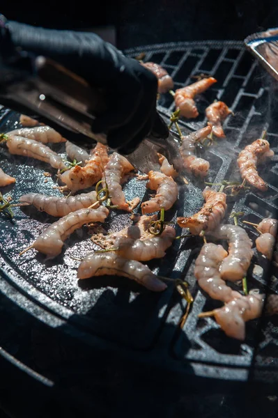 A professional cook prepares shrimps — Stock Photo, Image