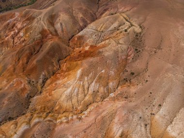 Mars 'ın yüzeyini andıran dokulu sarı nad kırmızı dağlarının havadan çekilmiş görüntüsü.