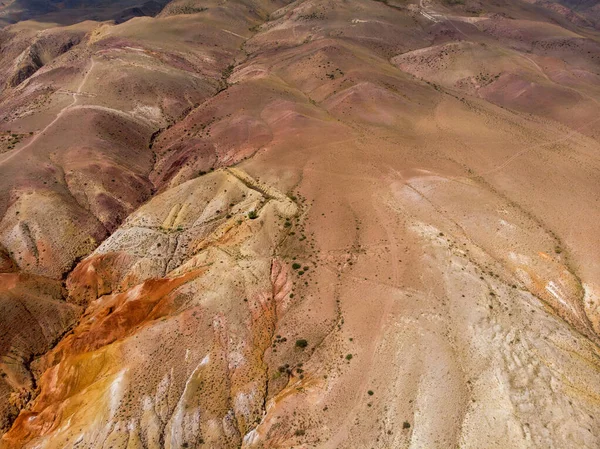 Повітряний постріл із текстурованої жовтої нади червоних гір нагадує поверхню Марса. — стокове фото
