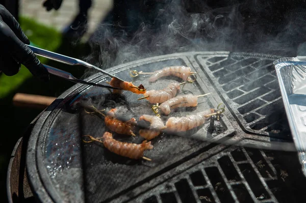 Um cozinheiro profissional prepara camarões — Fotografia de Stock