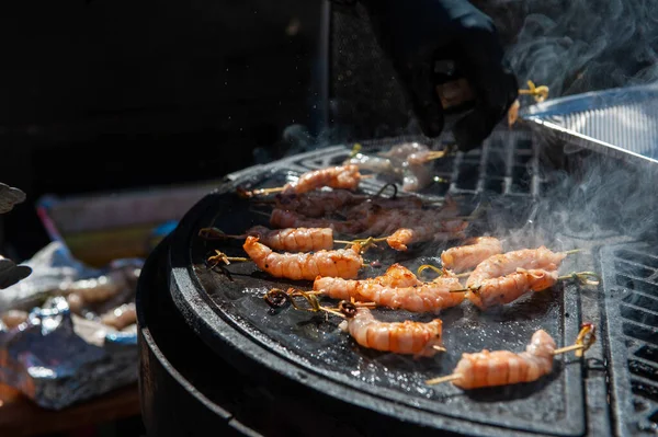 A professional cook prepares shrimps — Stock Photo, Image