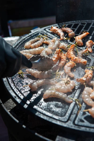 Um cozinheiro profissional prepara camarões — Fotografia de Stock