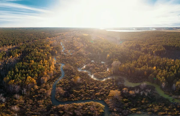 Paesaggio autunnale con fiume. — Foto Stock