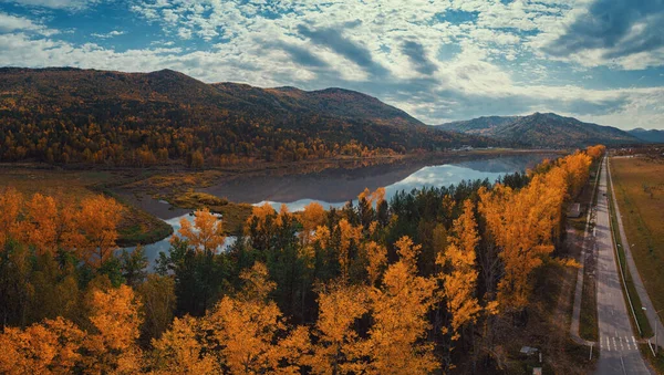 Vista aérea de la carretera en el hermoso bosque de otoño de Altai — Foto de Stock