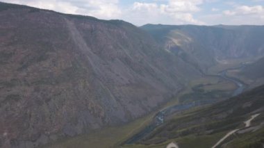 Katu Yaryk dağ geçidi ve Chulyshman nehri vadisi.