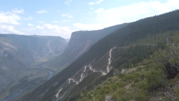 カトゥ・ヤリク山の峠とチュリシュマン川の渓谷 — ストック動画