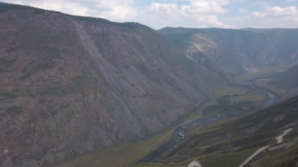Гірський перевал Кату - Ярик і долина річки Чулішман. — стокове відео
