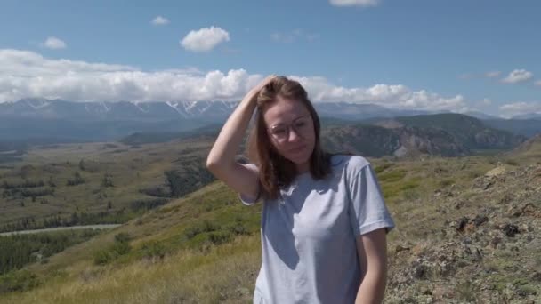 Mulher na montanha — Vídeo de Stock