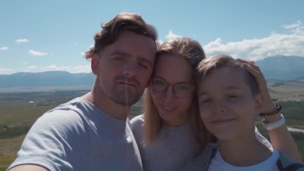 Семья в горах — стоковое видео