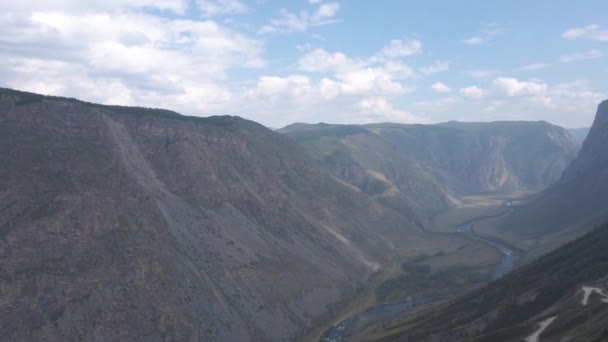 カトゥ・ヤリク山の峠とチュリシュマン川の渓谷 — ストック動画