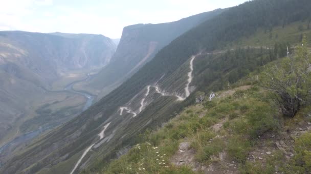 カトゥ・ヤリク山の峠とチュリシュマン川の渓谷 — ストック動画