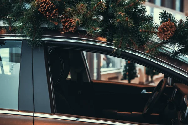 Voiture avec arbre de Noël sur le toit — Photo